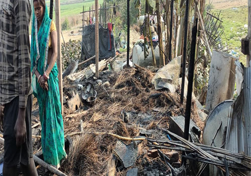 अलीनगर के अंटोर गांव में भीषण अगलगी, लाखों की संपत्ति राख