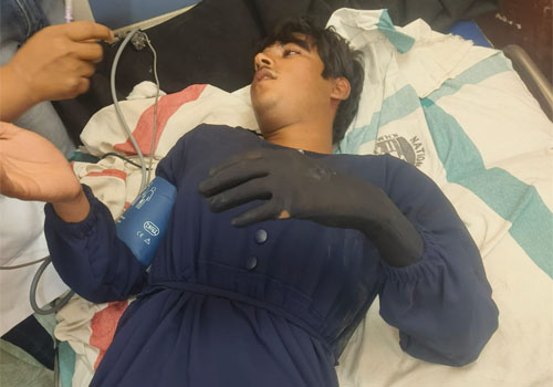 गर्लफ्रेंड से मिलने लड़की बनकर पहुंचा युवक, बच्चा चोर समझकर ग्रामीणों ने पीटा