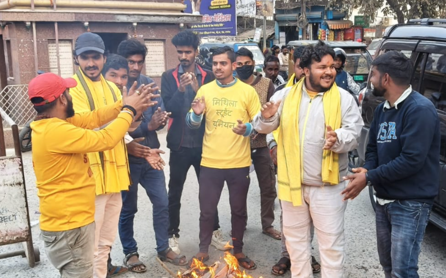 दरभंगा में मिथिला स्टूडेंट यूनियन का पुतला दहन, दोषियों को फाँसी और SSP की बर्खास्तगी की मांग