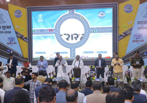 बिहार में सड़क सुरक्षा पर बड़ा अभियान, पिंक बस ड्राइवर्स को नियुक्ति पत्र