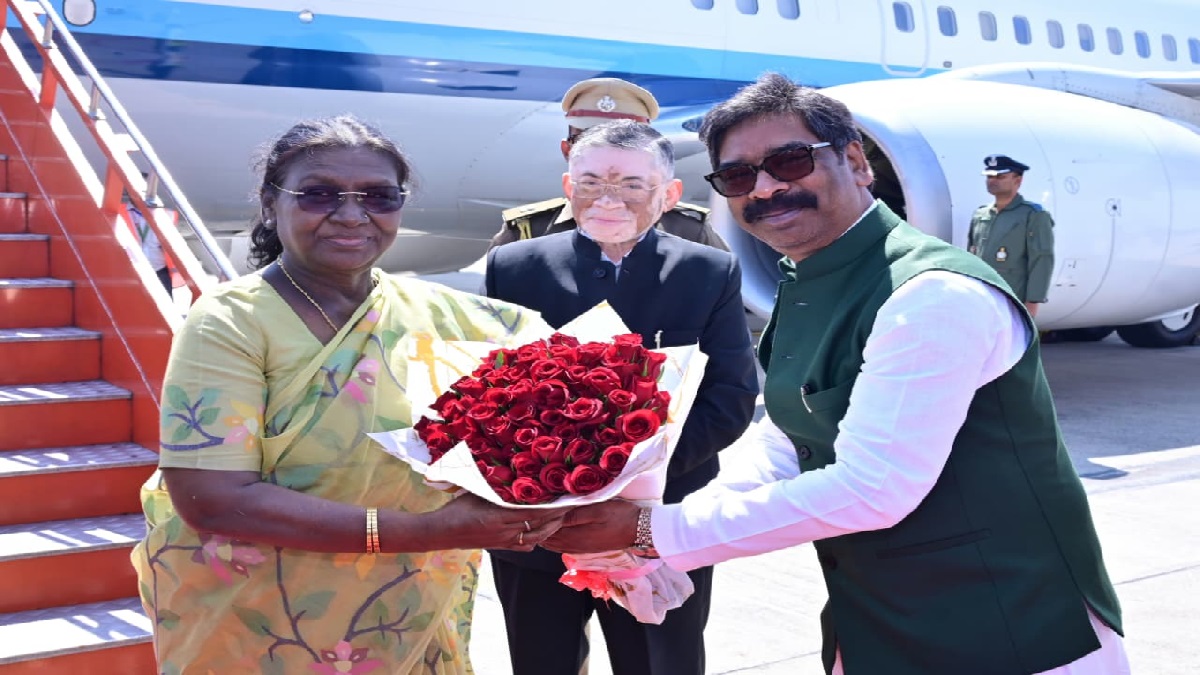 Draupadi Murmu Jamshedpur visit: राष्ट्रपति द्रौपदी मुर्मू रांची पहुंचीं, राज्यपाल और मुख्यमंत्री ने किया स्वागत