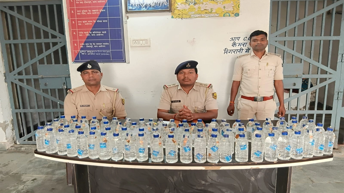 अलीनगर पुलिस ने टीकापट्टी गांव से 84 बोतल देसी शराब किया जब्त