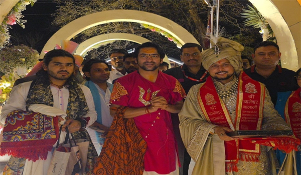 कुलदीप यादव और वंशिका को आशीर्वाद देने पहुंचे धीरेंद्र कृष्ण शास्त्री, भक्तों की भारी भीड़