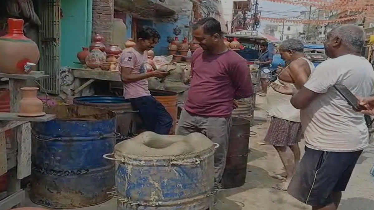 Darbhanga Gas Crisis: दरभंगा के कुम्हारों ने बना दिया होटल चलाने वाला खास चूल्हा...