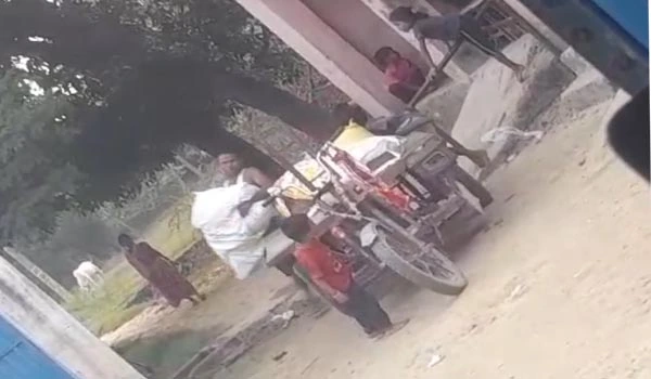 दरभंगा में Mid Day Meal का चावल बेचते पकड़े गए हेडमास्टर...