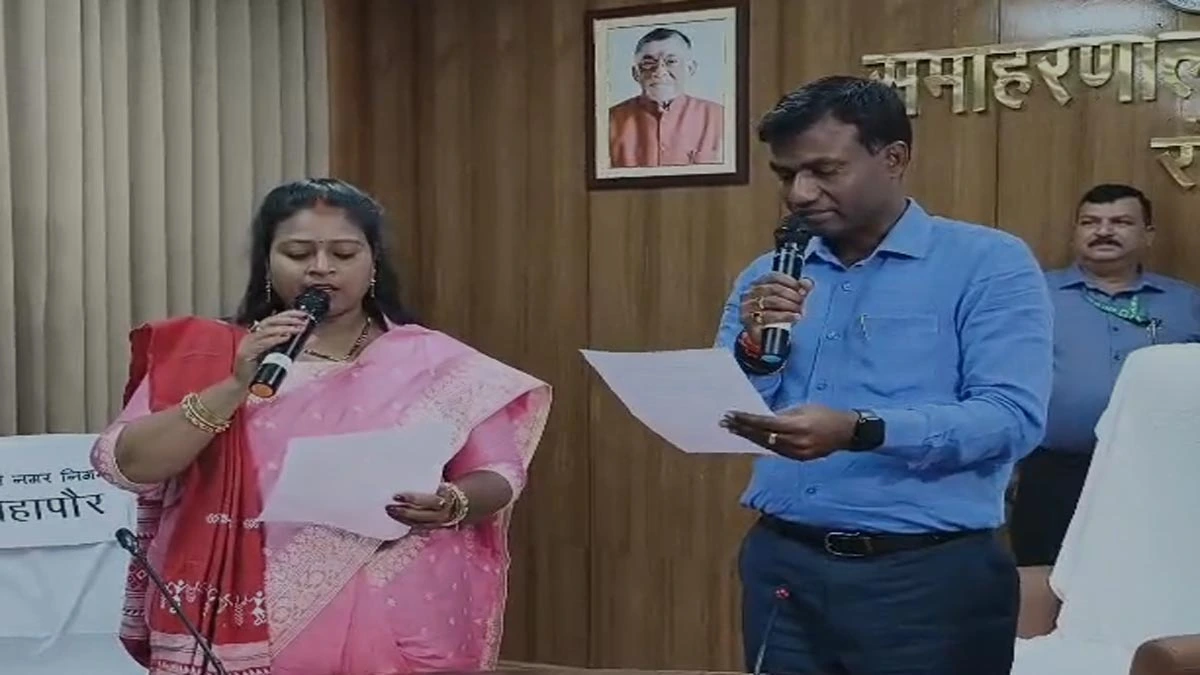 Ranchi Mayor Oath: 53 पार्षदों के साथ मेयर रोशनी खालको ने संभाली कमान