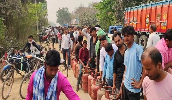 Gas cylinder price: दरभंगा में गैस की किल्लत, एजेंसियों पर लंबी कतारें
