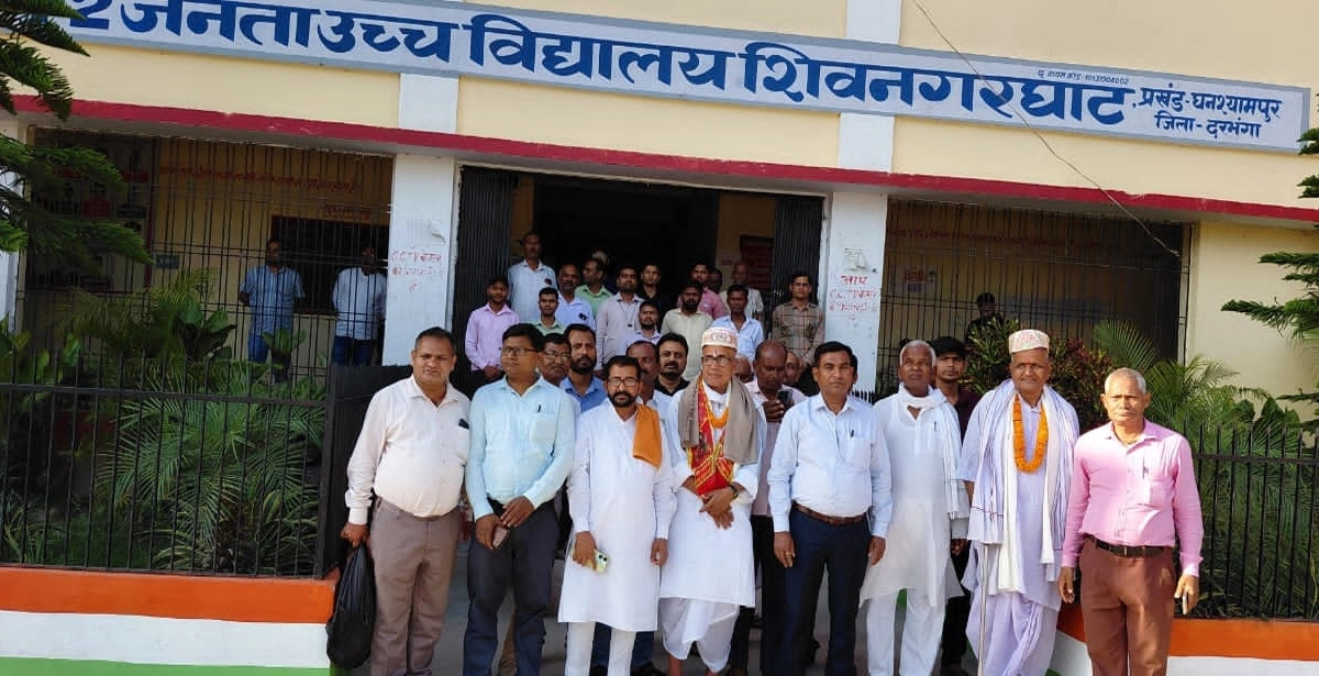 25 साल की सेवा के बाद भावुक विदाई! स्कूल में छलके आंसू