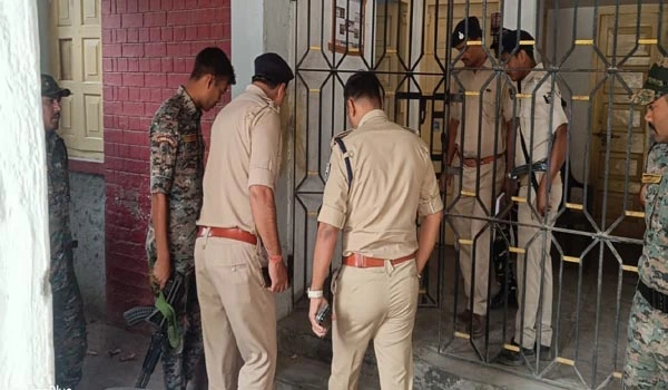 Muzaffarpur में VC के घर बम हमला! आधी रात गेट पर फेंका देसी बम