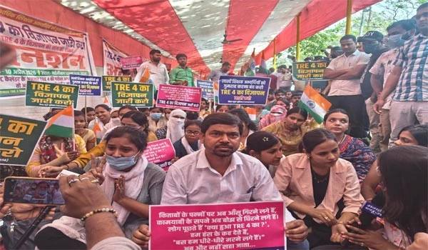 TRE-4 Vacancy के लिए सड़कों पर उतरे लाखों अभ्यर्थी, छात्र नेता दिलीप ने किया अनशन