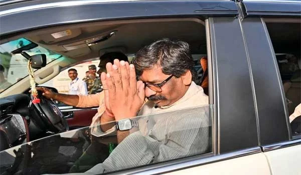 Hemant Soren बिना तामझाम पहुंचे सचिवालय, सादा अंदाज बना चर्चा का विषय