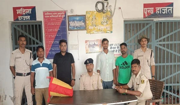 अलीनगर में पुलिस की बड़ी कार्रवाई, 4 लोग नशे के आरोप में गिरफ्तार