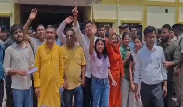 JETET Exam में बड़ी लापरवाही, बिना पेपर के खत्म हुई परीक्षा