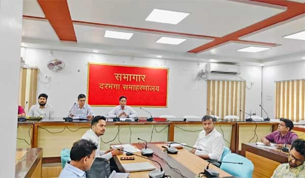 पेयजल सभी घरों में अधिकारी पहुंचना सुनिश्चित करें- डीएम कौशल कुमार