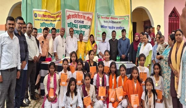 नरमा स्कूल में टॉपर्स को मिला सम्मान, बेटियों ने मारी बाजी