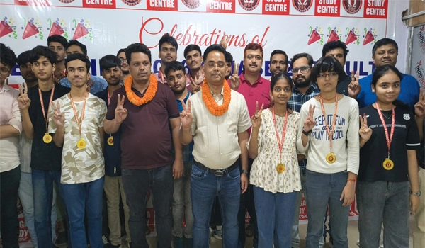 JEE Main 2026 Result: ओमेगा स्टडी सेंटर का धमाका, 7 छात्रों ने 99+ पर्सेंटाइल से रचा इतिहास