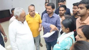 Bihar Politics: छात्रों के साथ नीतीश कुमार से मिले दिलीप कुमार, जानिए क्या हुई बात...