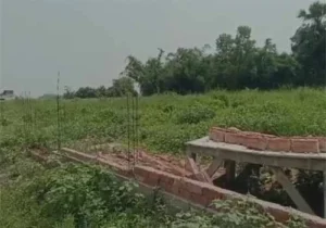 Darbhanga News: आंधी में ढही 14 लाख की कब्रिस्तान दीवार, जांच की मांग तेज