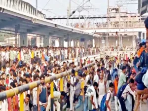 Muzaffarpur Junction: मुजफ्फरपुर जंक्शन पर पॉलिटेक्निक छात्रों की भारी भीड़, हादसे का बढ़ा खतरा