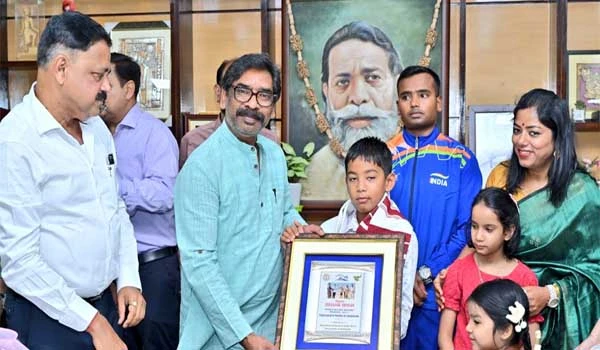 CM हेमंत सोरेन ने नन्हे स्विमर ईशान सिंह को किया सम्मानित