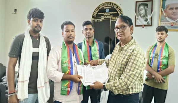 Degree College Jamadoba में फूटा छात्रों का गुस्सा, नहीं सुधरे हालात, तो होगा उग्र आंदोलन