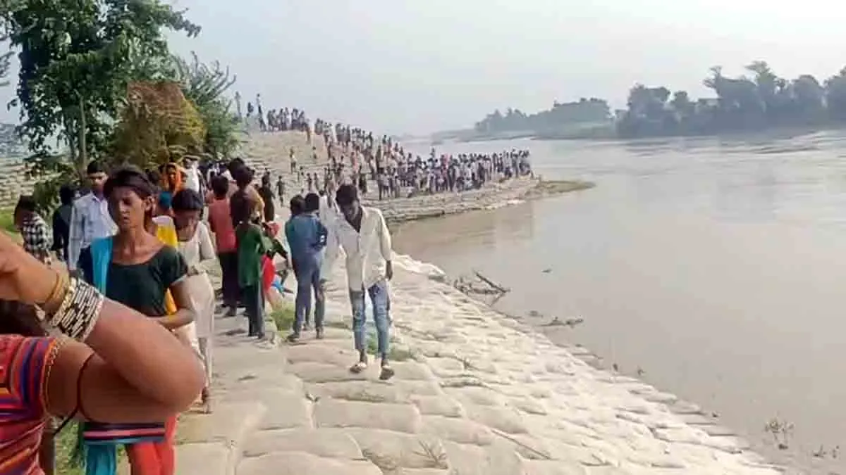 Darbhanga Boat Accident: Panic ensues after boat capsizes in Darbhanga; 4 farmers missing.