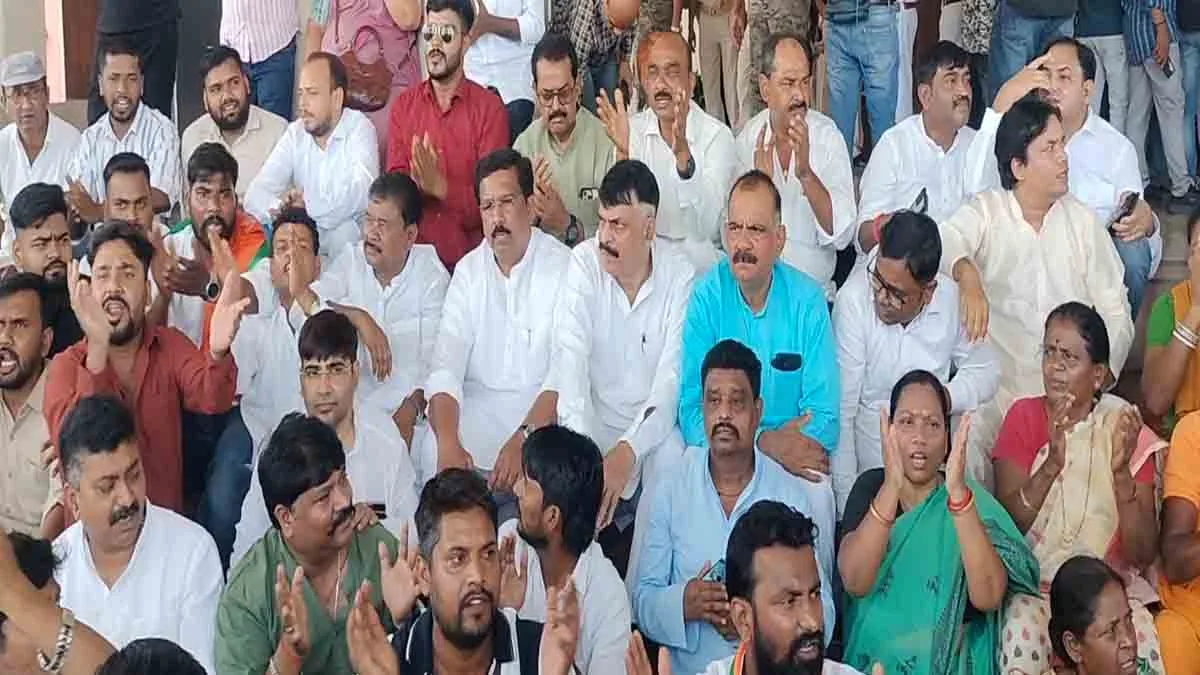Parimal Nathwani Nomination: Congress holds a sit-in protest against Parimal Nathwani's nomination.