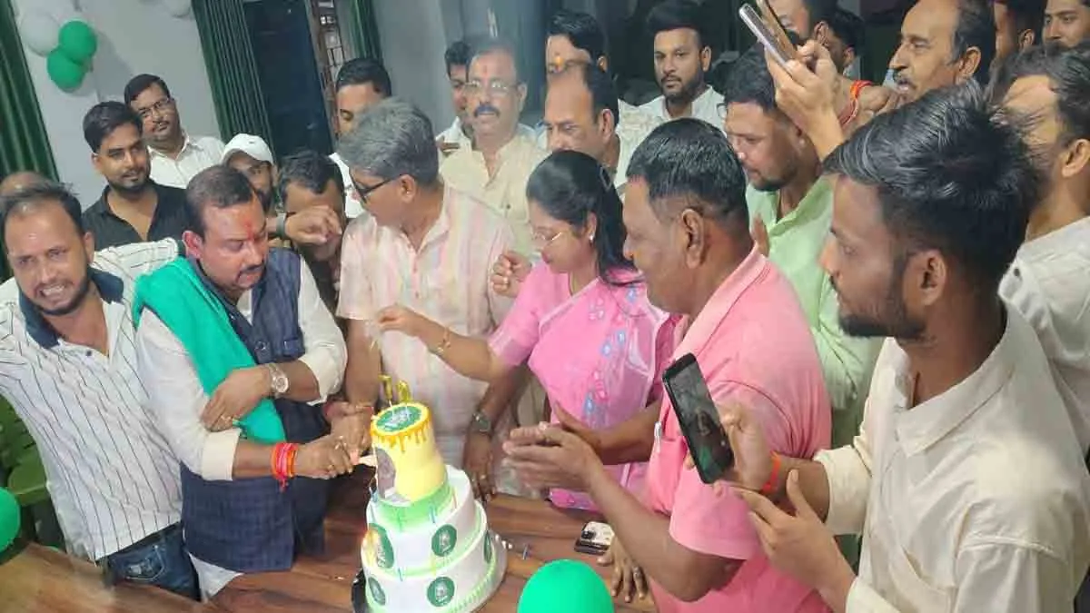 Lalu Yadav Birthday: Lalu Prasad Yadav's birthday celebrated with great fanfare in Ranchi.