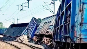 Palamu Train Accident: 15 bogies of a coal-laden goods train derailed in Palamu.