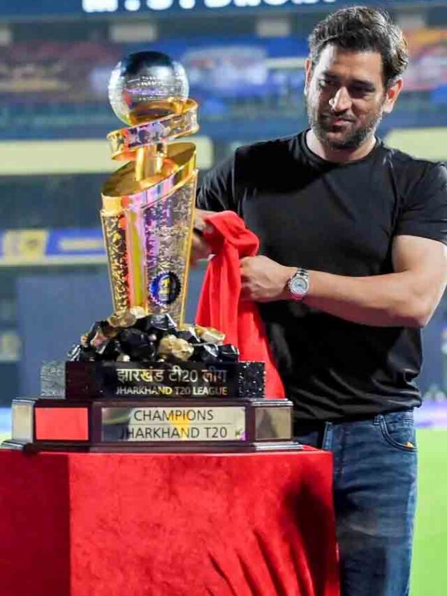 रांची के JSCA इंटरनेशनल स्टेडियम में महेंद्र सिंह धोनी ने झारखंड T-20 लीग के उद्घाटन समारोह में हिस्सा लिया।