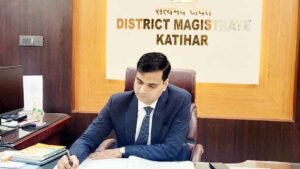 Katihar News: Major action by DM in Katihar; 450 employees transferred simultaneously.
