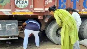 Samastipur Liquor Smuggling: 874 cartons of liquor and beer seized from a truck loaded with urea fertilizer.