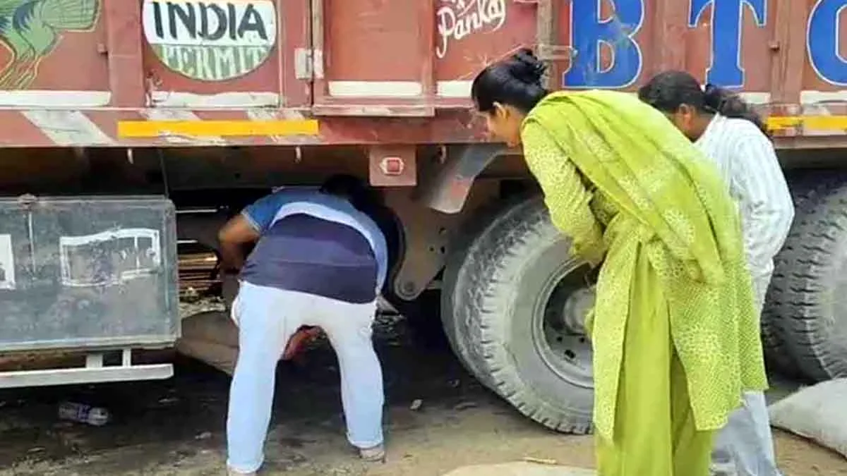 Samastipur Liquor Smuggling: 874 cartons of liquor and beer seized from a truck loaded with urea fertilizer.