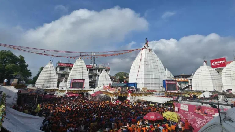 Antim Somwari: अंतिम सोमवारी पर बाबाधाम में कम हुई कांवरियों की भीड़, सिंहवाड़ा में उमड़ा आस्था का सैलाब