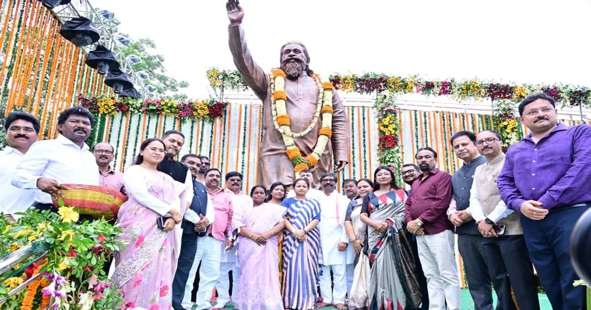 Ramgarh News: Hemant Soren gets emotional upon seeing his father's statue in Nemra; says history will not be forgotten.