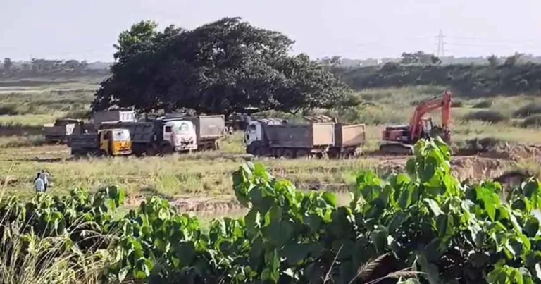 Soil Mining Darbhanga: दरभंगा में सुरक्षा बांध के पास धड़ल्ले से मिट्टी कटाई, ग्रामीणों में आक्रोश