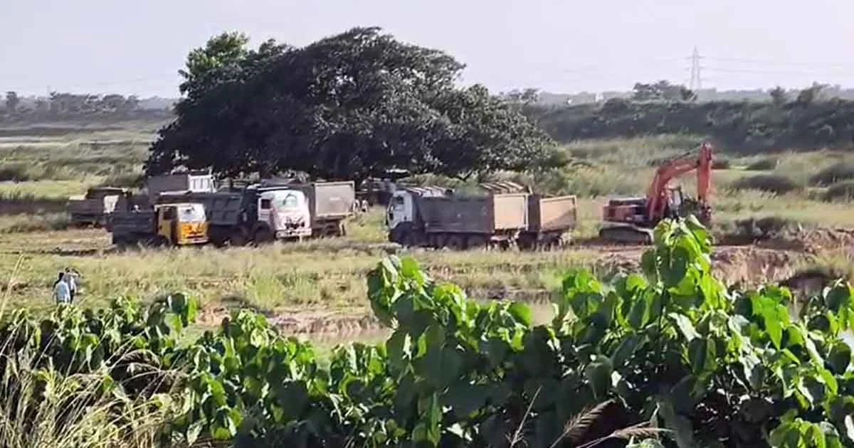 Soil Mining Darbhanga: दरभंगा में सुरक्षा बांध के पास धड़ल्ले से मिट्टी कटाई, ग्रामीणों में आक्रोश