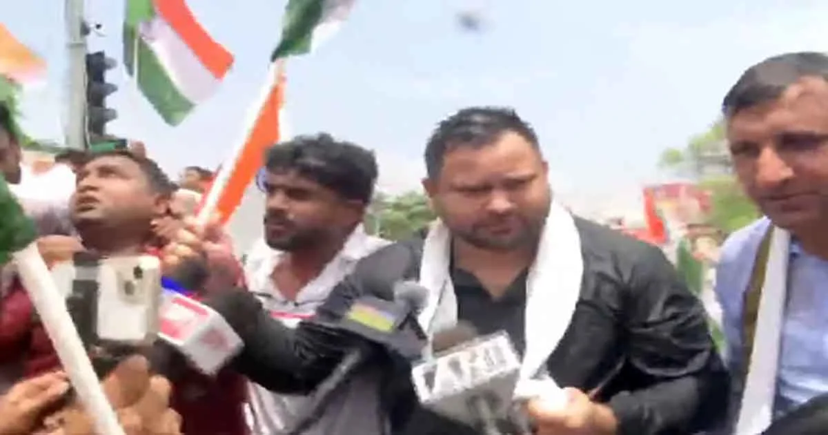 RJD Protest: बैरिकेडिंग तोड़कर आगे बढ़े तेजस्वी, पुलिस ने लिया हिरासत में
