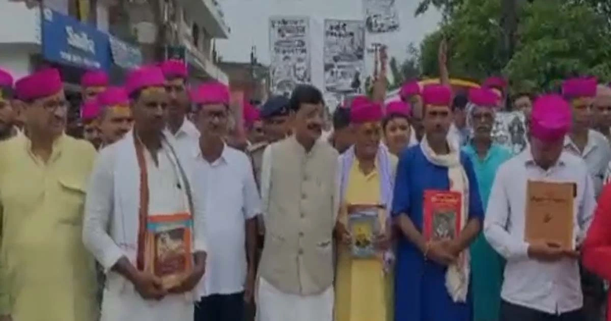 Sanskrit Teachers Protest: दरभंगा में संस्कृत शिक्षकों का मौन मार्च, मदन मोहन झा ने दिया समर्थन