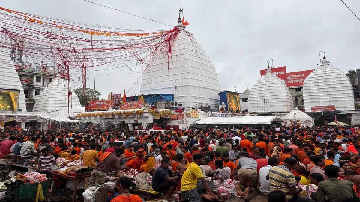 Deoghar Shravani Mela: Rose water showered on Kanwariyas; record crowds turn out.