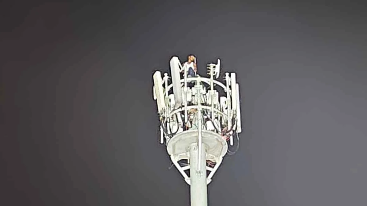 Mobile Tower Incident: Youth climbs mobile tower amidst JPSC protest.