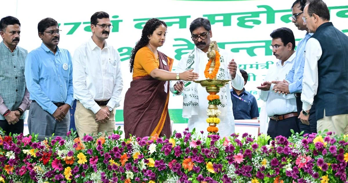 Van Mahotsav 2026: वन महोत्सव में CM हेमंत-कल्पना सोरेन ने लगाया पौधा, बोले- पर्यावरण बचाना हर नागरिक की जिम्मेदारी
