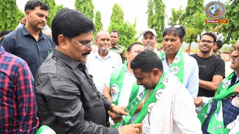 Gomia Politics: गोमिया में आजसू छोड़ JMM में शामिल हुए सैकड़ों लोग