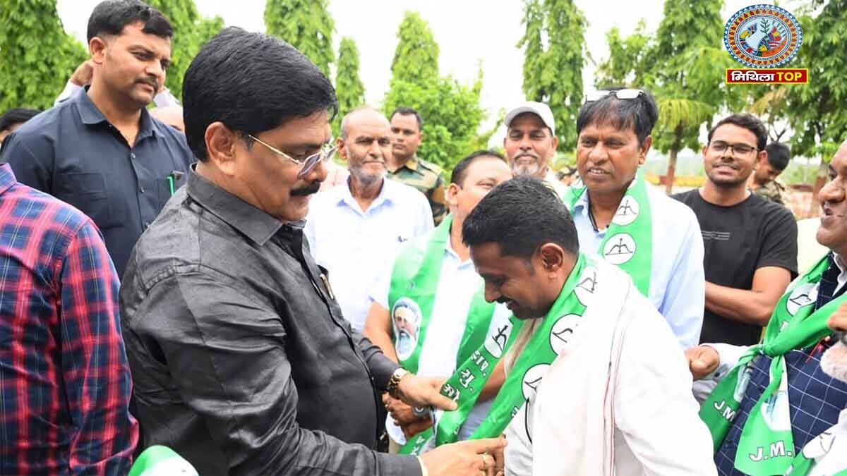 Gomia Politics: गोमिया में आजसू छोड़ JMM में शामिल हुए सैकड़ों लोग